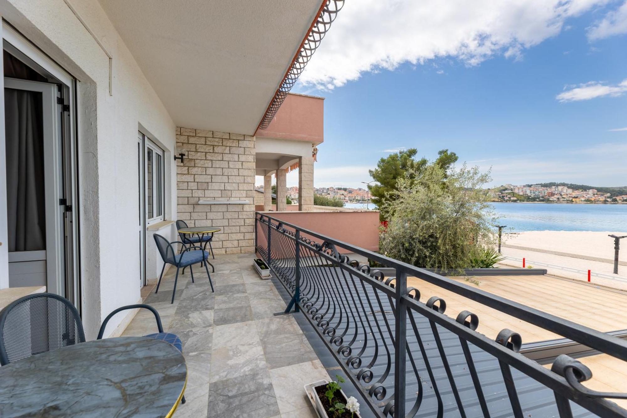 Villa Okruk-10 Meters Away From The Beach Округ Горни Екстериор снимка